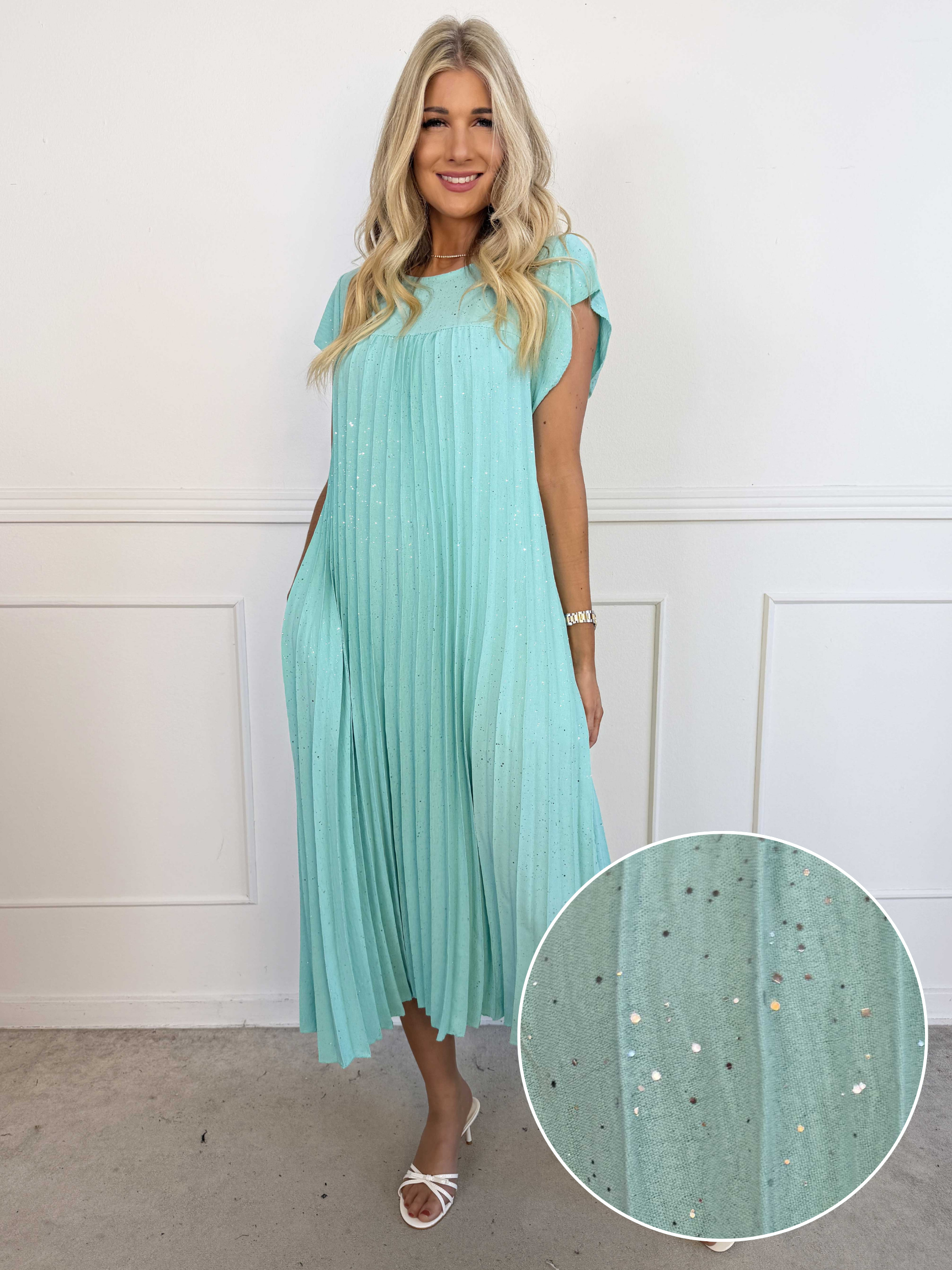 Nancy Glitter - Lang plus size kjole med plisseringer og lommer